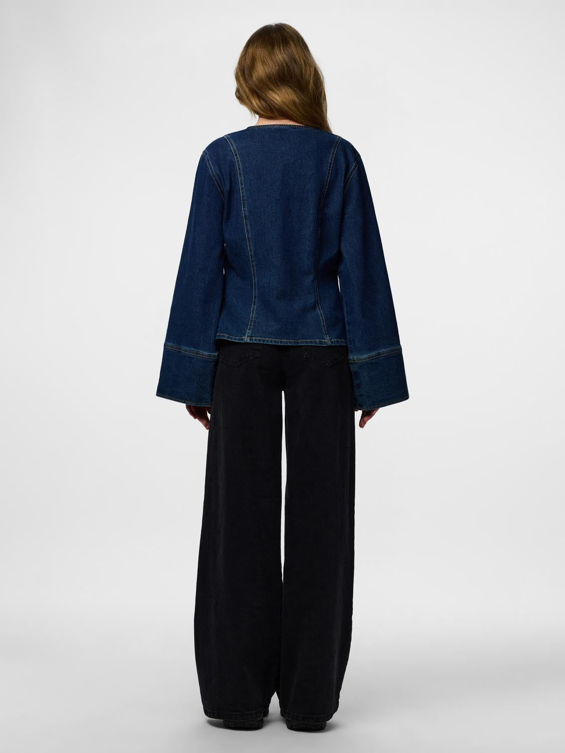 model_shot-back